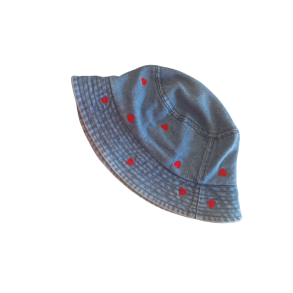 Bllehat i demin med hjerter